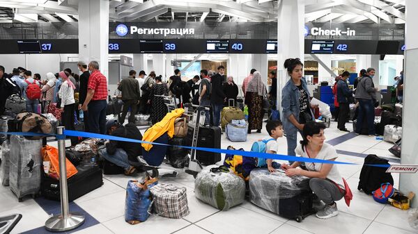 Граждане Узбекистана в аэропорту Толмачево оформляют билеты и проходят регистрацию на вывозной рейс в Ташкент