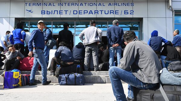 Граждане Узбекистана в очереди у входа в международный терминал аэропорта Толмачево в Новосибирске