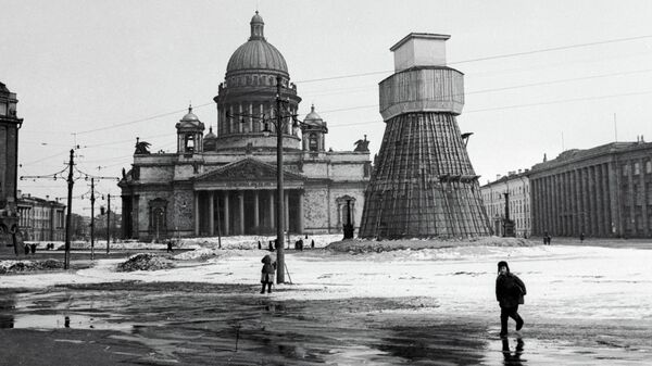 Памятник императору Николаю I на Исаакиевской площади, замаскированный во время блокады Ленинграда