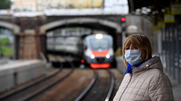Пассажирка в защитной маске на станции Московских центральных диаметров Белорусская