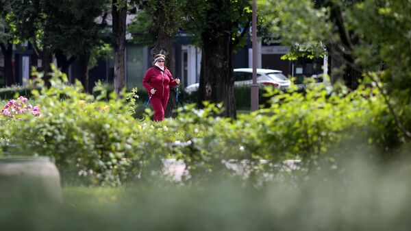 Женщина занимается скандинавской ходьбой на улице Красной в Краснодаре