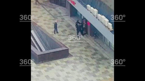 Штурм банка, где мужчина захватил заложников, попал на видео
