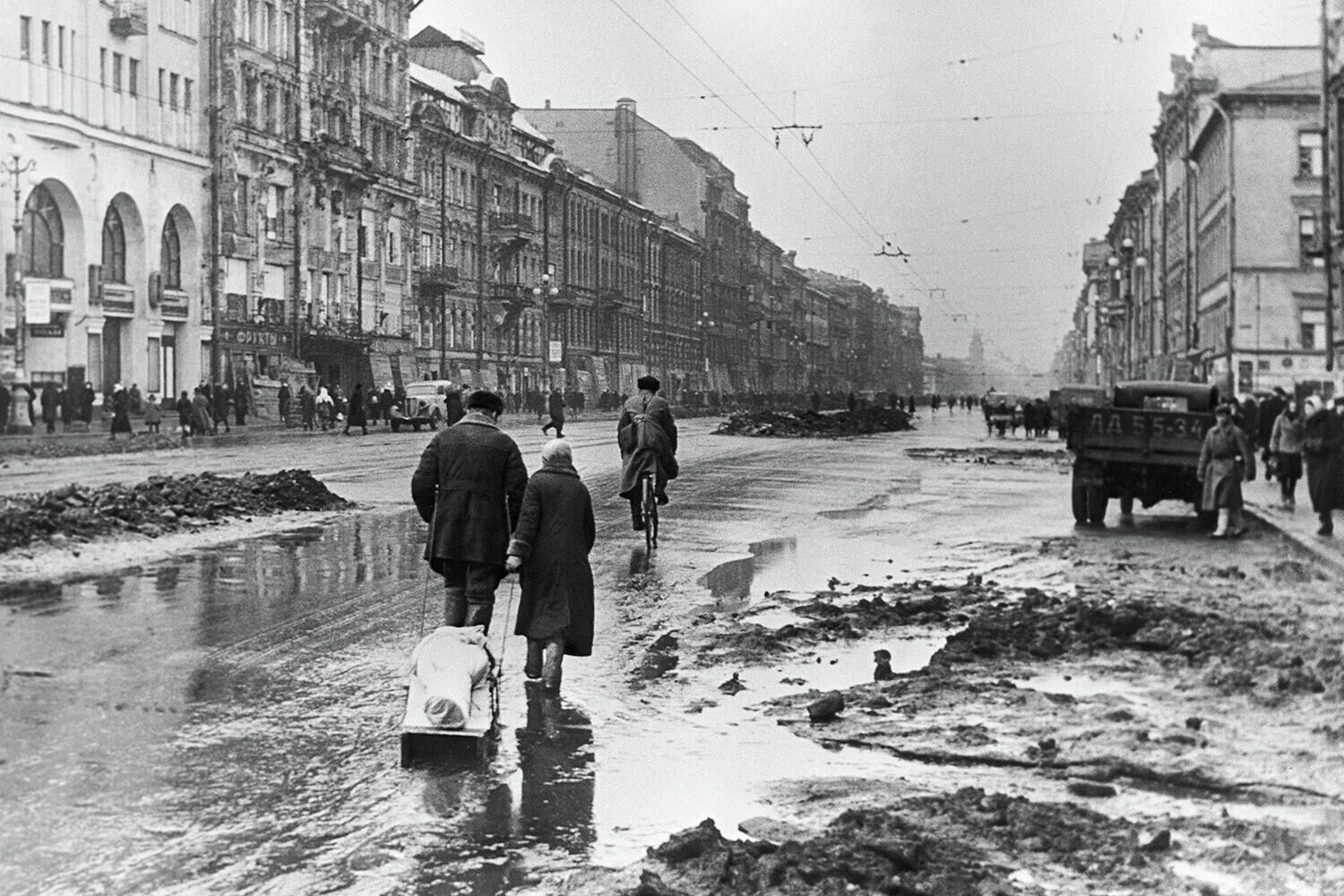 Блокада Ленинграда. Родственники везут на кладбище умершего от голода ленинградца - РИА Новости, 1920, 23.01.2023