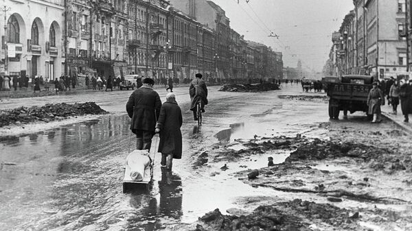Блокада Ленинграда. Родственники везут на кладбище умершего от голода ленинградца