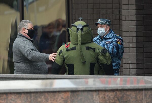 Сапер у отделения Альфа-банка в центре Москвы, откуда поступило сообщение, что неизвестный удерживает несколько человек и угрожает взорвать отделение