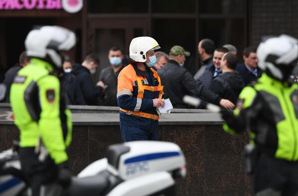 У входа в отделение Альфа-банка в центре Москвы, откуда поступило сообщение, что неизвестный удерживает несколько человек и угрожает взорвать отделение