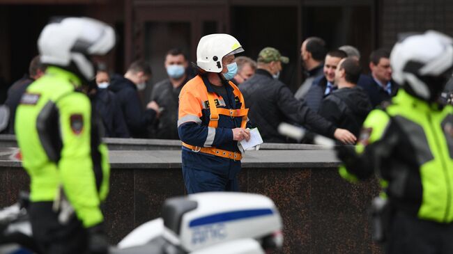 У входа в отделение Альфа-банка в центре Москвы, откуда поступило сообщение, что неизвестный удерживает несколько человек и угрожает взорвать отделение