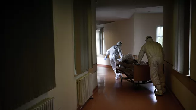Санитары транспортируют пациента в реанимационное отделение Центральной клинической больницы РЖД - Медицина