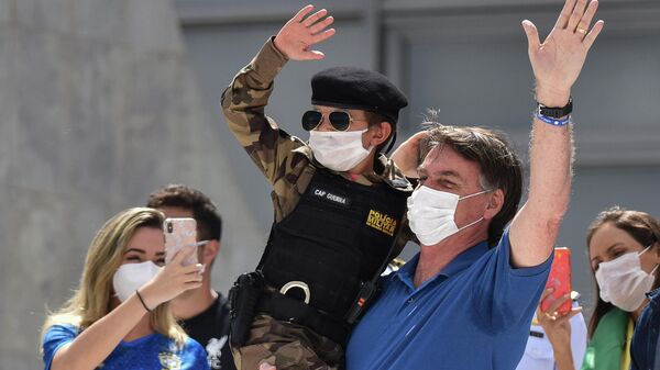 Президент Бразилии Жаир Болсонару во время акции протеста перед штаб-квартирой ВС Бразилии