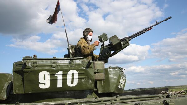 Боец Народной милиции ДНР во время учений в Донецкой области на передовой линии соприкосновения ДНР с Украиной