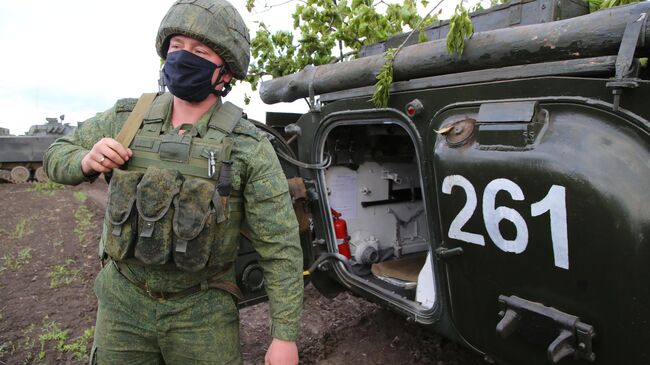 Боец Народной милиции ДНР во время учений в Донецкой области на передовой линии соприкосновения ДНР с Украиной