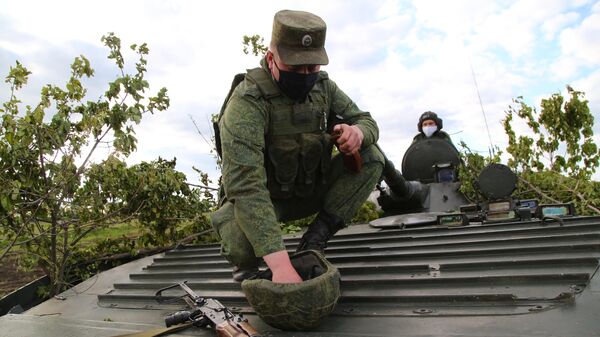 Бойцы Народной милиции ДНР во время учений в Донецкой области на передовой линии соприкосновения ДНР с Украиной