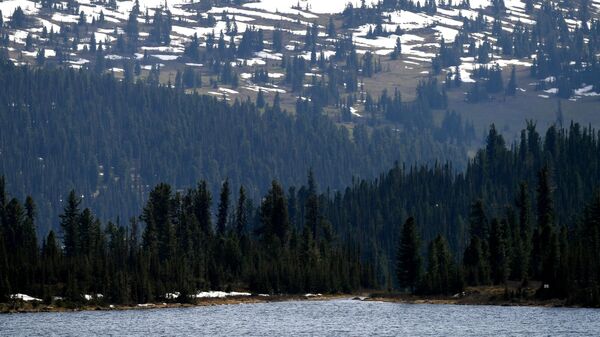 Ойское озеро на высоте 1550 метров над уровнем моря в природном парке Ергаки в горах Западного Саяна в Красноярском крае