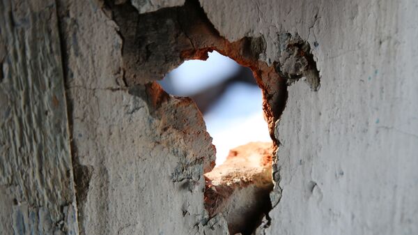Повреждения жилого дома в результате обстрел украинскими силовиками