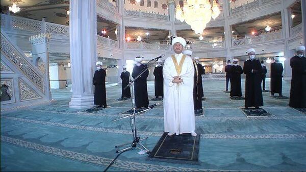 Намаз без прихожан прошел в честь Ураза-байрам в Соборной мечети в Москве