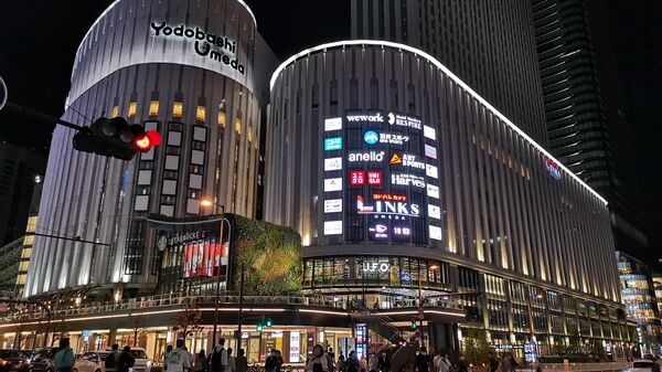 Магазин электроники Yodobashi Camera у центральной железнодорожной станции Осака