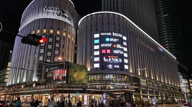 Магазин электроники Yodobashi Camera у центральной железнодорожной станции Осака