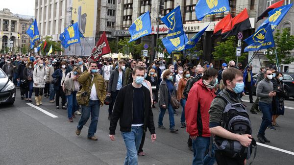 Участники акции против президента Украины Владимира Зеленского идут к дому В. Зеленского в Киеве