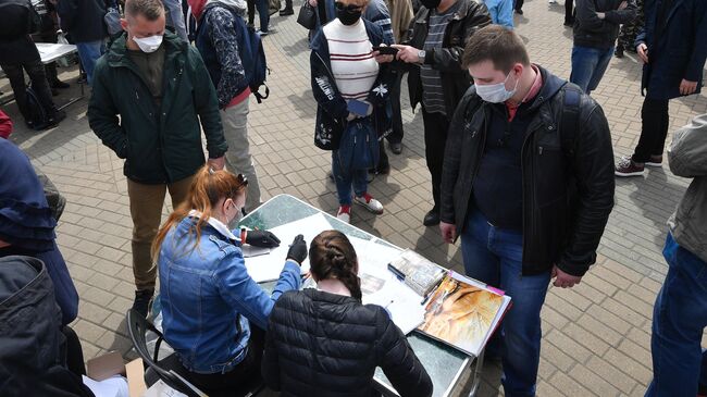 Участники пикета по сбору подписей за выдвижение кандидатов на пост президента Белоруссии в Минске
