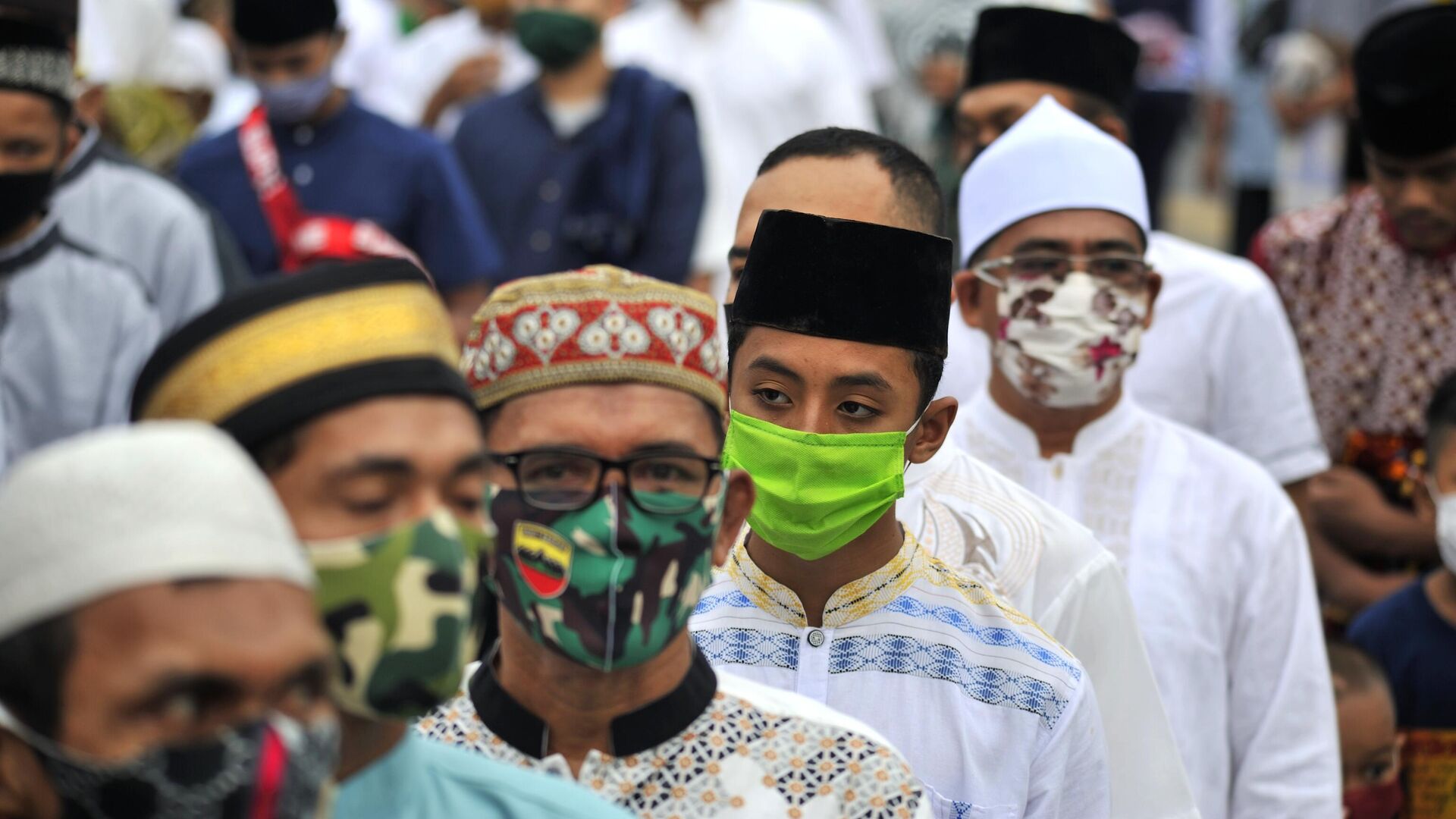 Верующие в защитных масках у мечети Аль-Машун в провинции Северная Суматра в Индонезии - РИА Новости, 1920, 08.09.2020