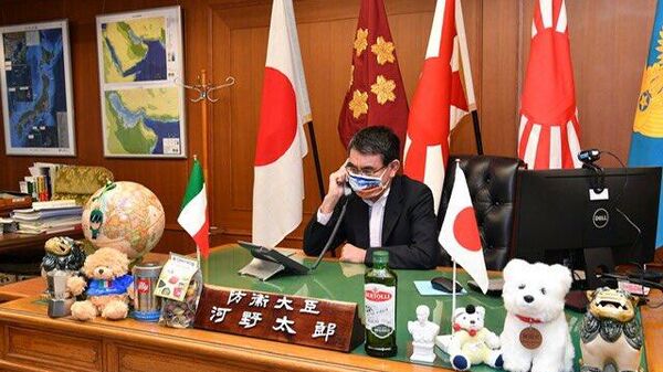 Министр обороны Японии Таро Кого в маске