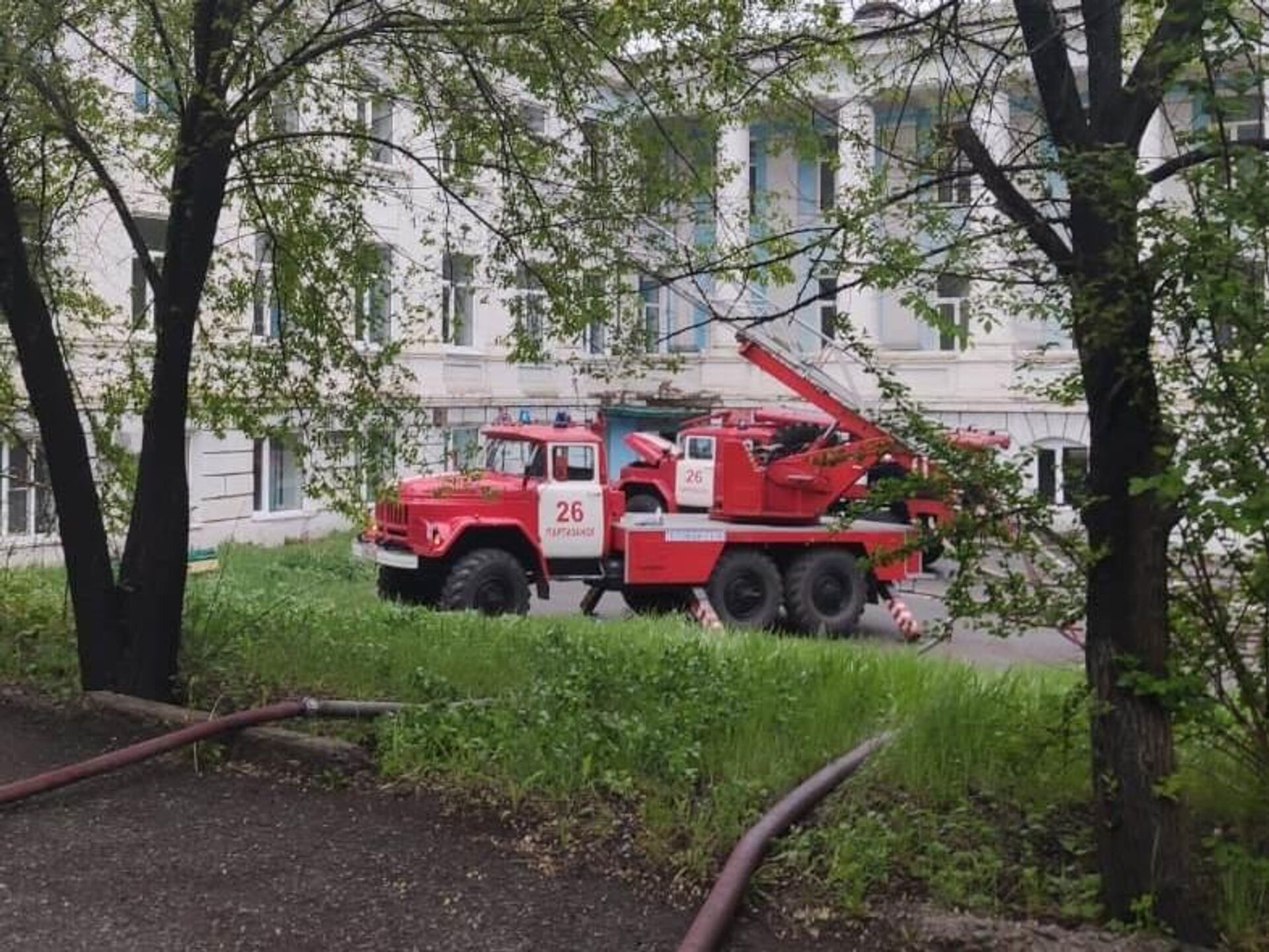 Глава Партизанска помогал эвакуировать пациентов из горящей больницы - РИА  Новости, 25.05.2020