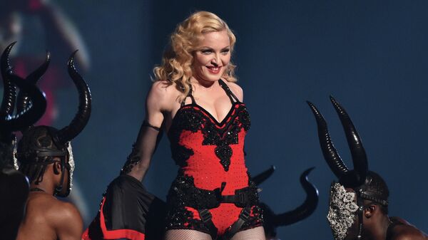 Мадонна выступает на 57-й ежегодной премии Грэмми в Лос-Анджелесе