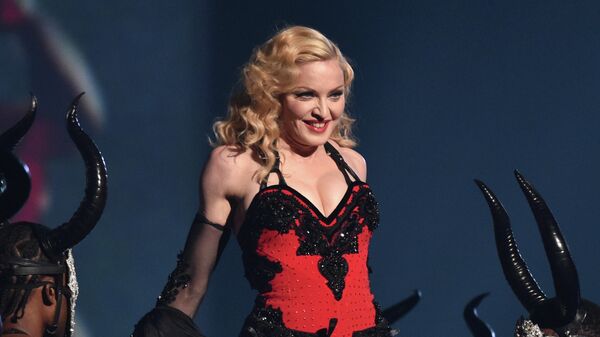 Мадонна выступает на 57-й ежегодной премии Грэмми в Лос-Анджелесе