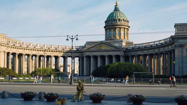 Отдыхающие около Казанского собора в Санкт-Петербурге