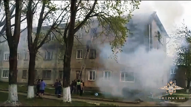 Сотрудники ДПС спасли маму с маленькой дочкой из горящего здания