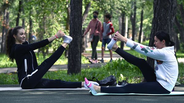 Женщины занимаются гимнастикой в Заельцовском парке в Новосибирске