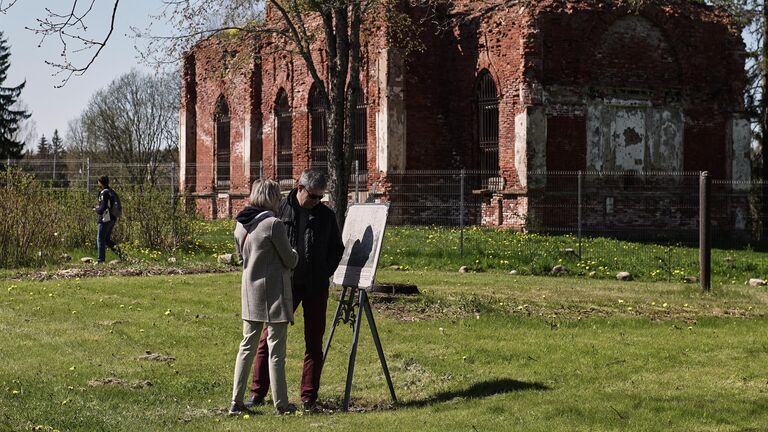 Посетители в Усадьбе Марьино (усадьба Строгановых и князей Голициных), открытой для посещения в Тоснеском районе Ленинградской области