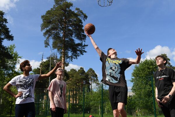Молодые люди играют в баскетбол в парке имени Урицкого в Казани