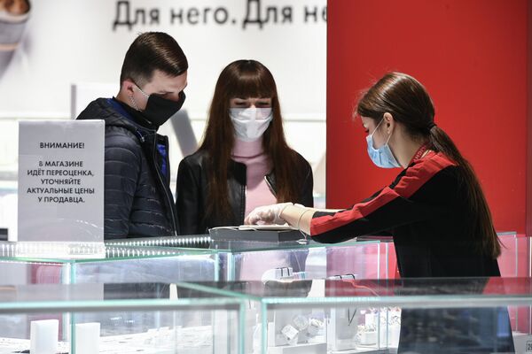 Покупатели в гипермаркете Ашан после отмены режима самоизоляции в Крыму