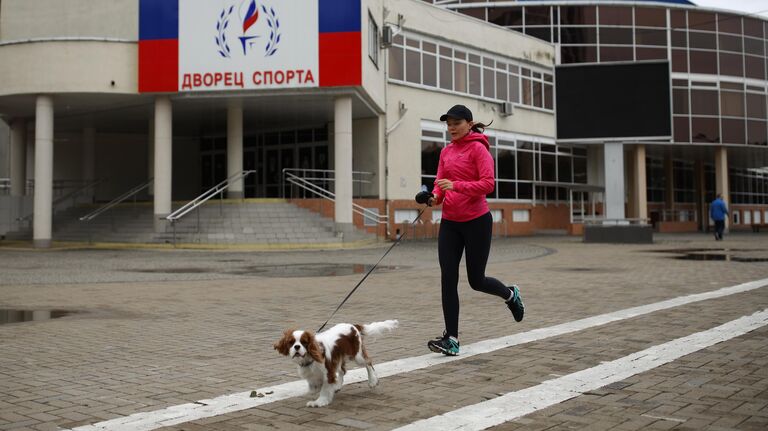 Девушка во время пробежки на улице Береговой в Краснодаре