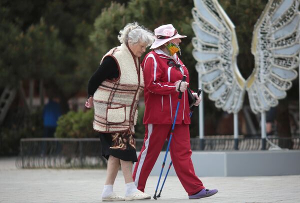 Пожилые женщины на набережной Алушты после отмены режима самоизоляции в Крыму