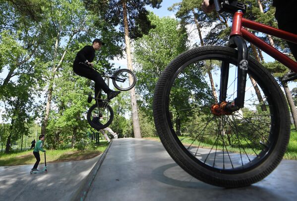 Молодые люди катаются на велосипедах в парке имени Урицкого в Казани
