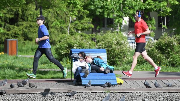 Люди занимаются спортом в парке имени Урицкого в Казани