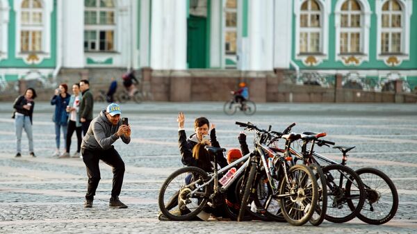Молодые люди на Дворцовой площади в Санкт-Петербурге