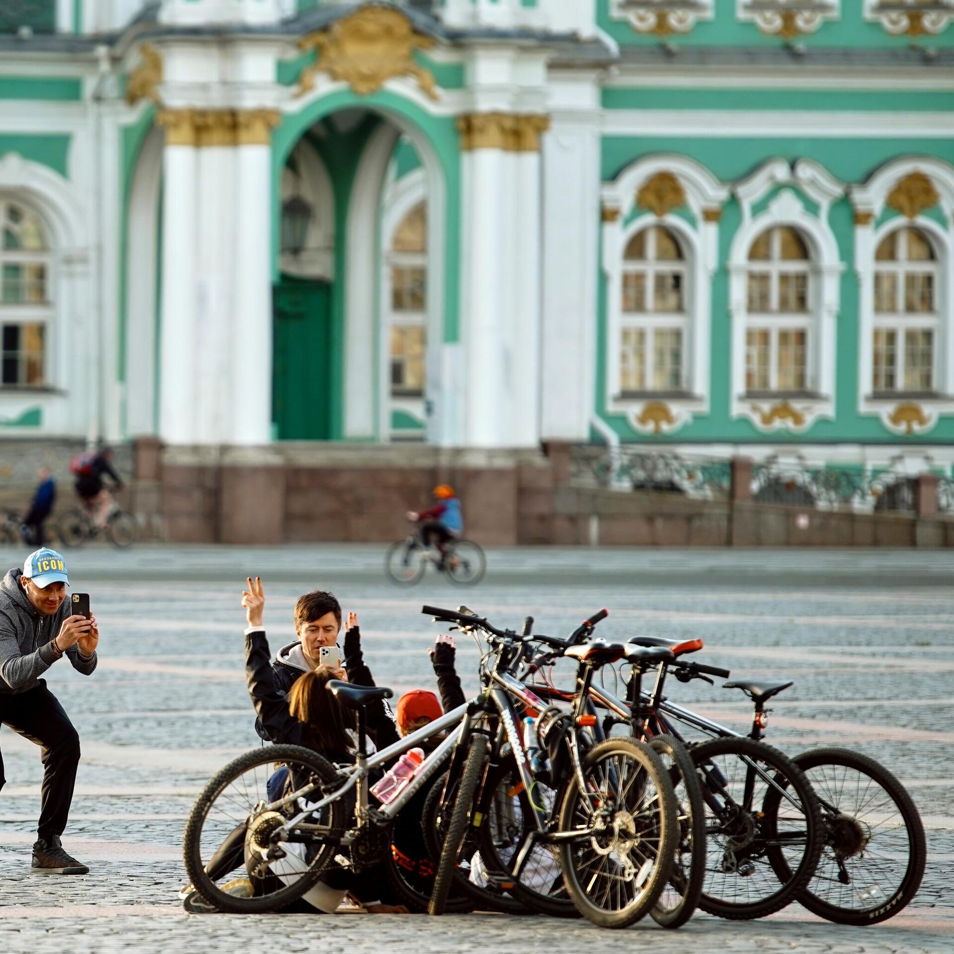 День байка. Велосипедист СПБ. Велосипедист на Дворцовой. Санкт-Петербург люди. Велосипедисты в городе Питер.