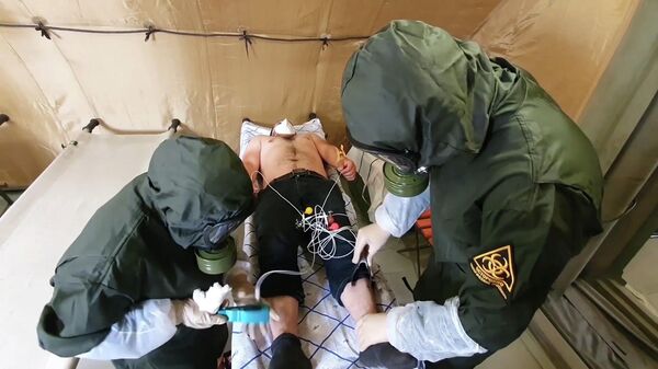 Военные медики обследуют пациента в полевом госпитале в Буйнакске