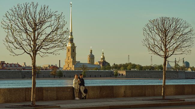 Люди на Дворцовой набережной в Санкт-Петербурге