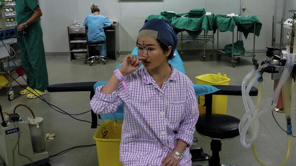 Девушка готовится к пластической операции в Шанхае, Китай 