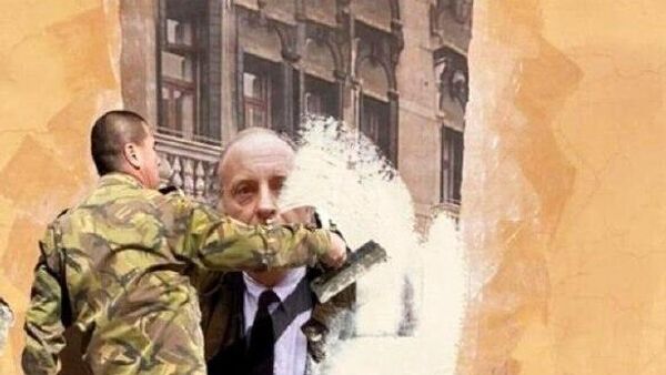 Рабочий закрашивает граффити-портрет Бродского напротив Дома Мурузи в Санкт-Петербурге