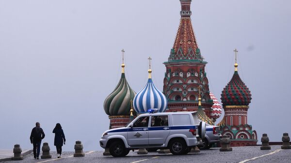 Автомобиль полиции на Васильевском спуске в Москве