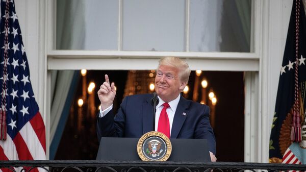 Президент США Дональд Трамп во время церемонии Rolling To Remember на балконе Белого дома в Вашингтоне