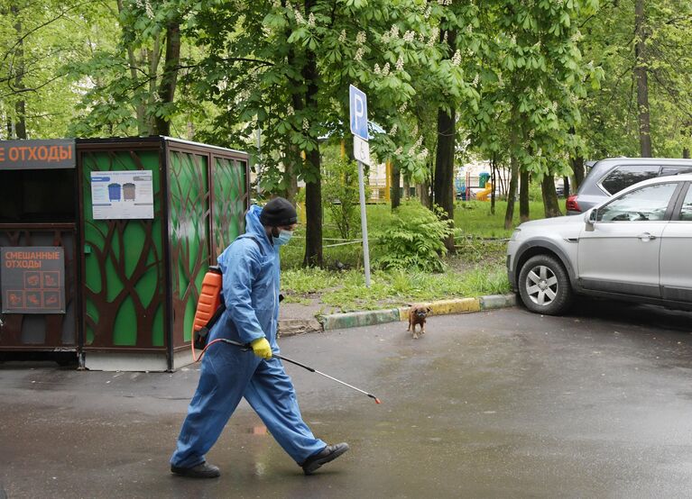 Сотрудник городской службы после проведения дезинфекции подъезда жилого дома на Ленинском проспекте