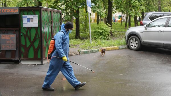 Сотрудник городской службы после проведения дезинфекции подъезда жилого дома на Ленинском проспекте