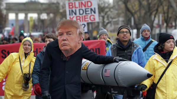 Активисты во время митинга против нахождения ядерного оружия в Германии