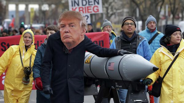 Активисты во время митинга против нахождения ядерного оружия в Германии